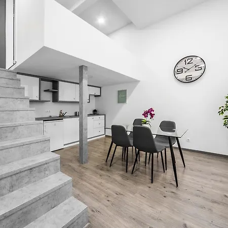 Kertesz Designer With Aircon